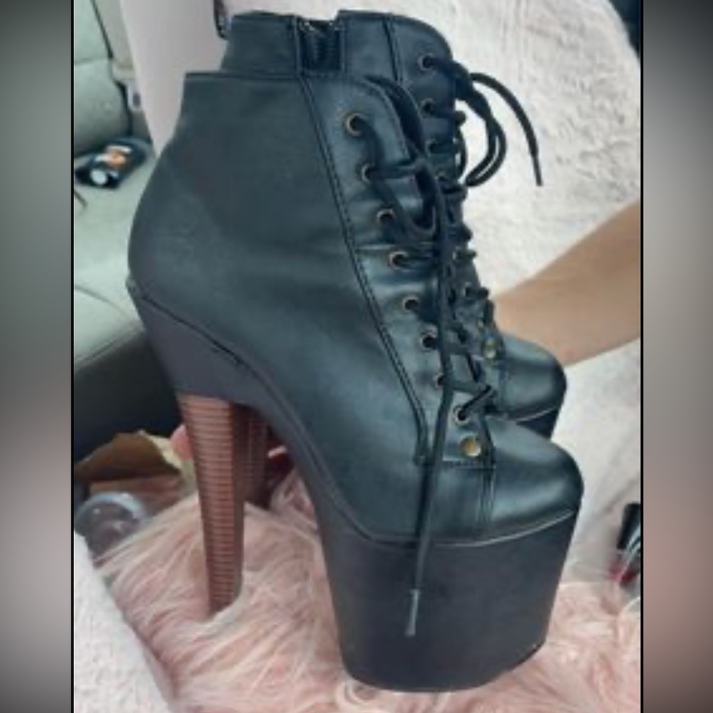 Black 6-7 inch heels. Great ankle support. Barley worn, comfy & cute!